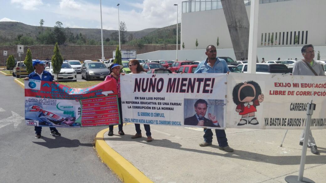  Maestros de la CNTE se manifiestan durante visita de Nuño Mayer