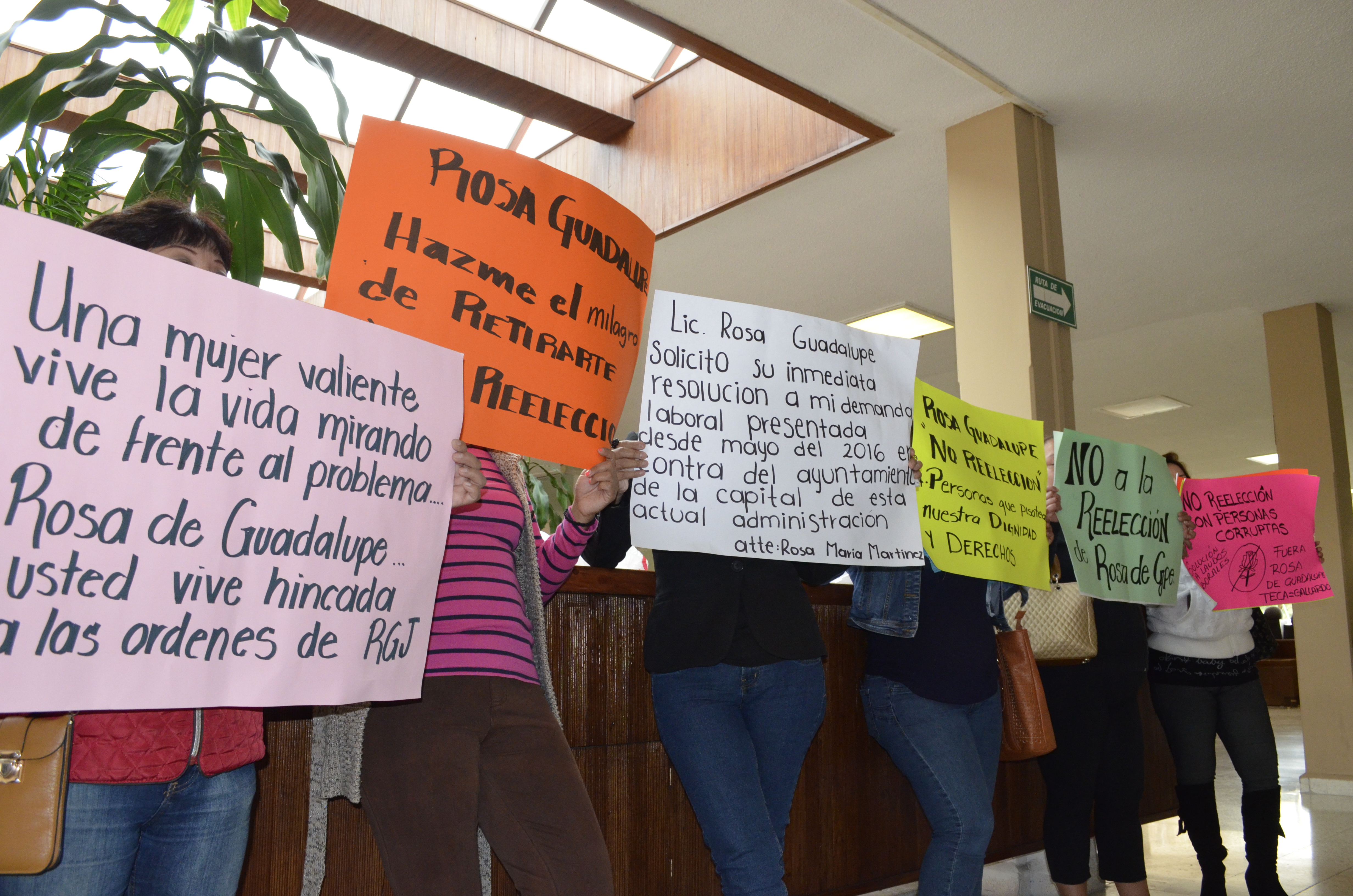  Protestan ex trabajadores municipales en informe de presidenta del TECA