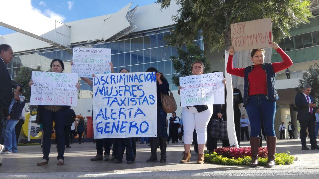 Protestan mujeres taxistas durante informe de Carreras