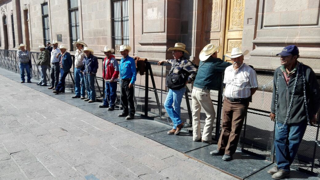  Ejidatarios de La Pila se encadenan frente a Palacio de Gobierno