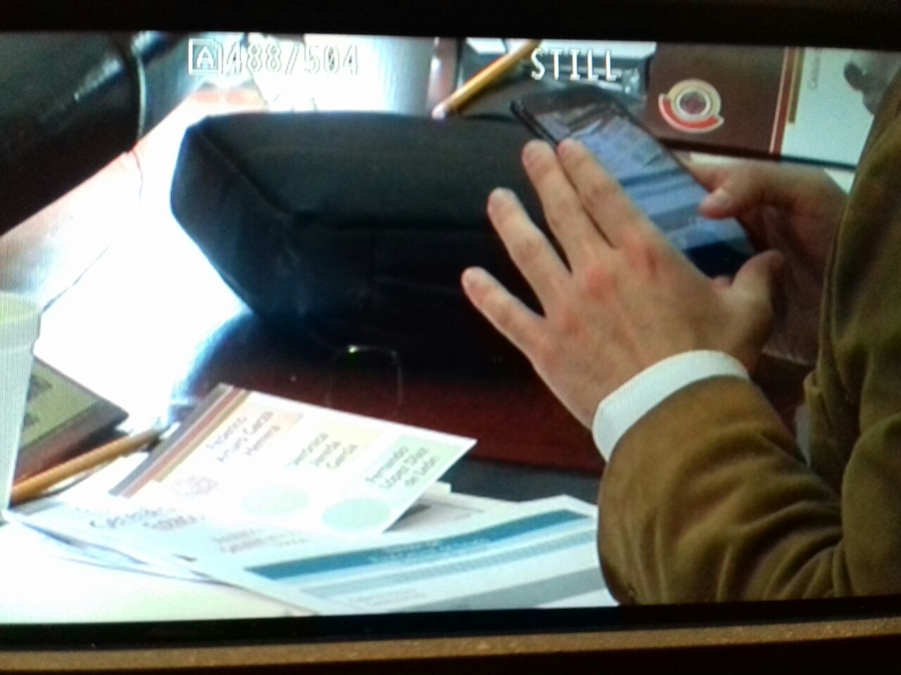  Captan a diputado fotografiando su voto para Fiscal General