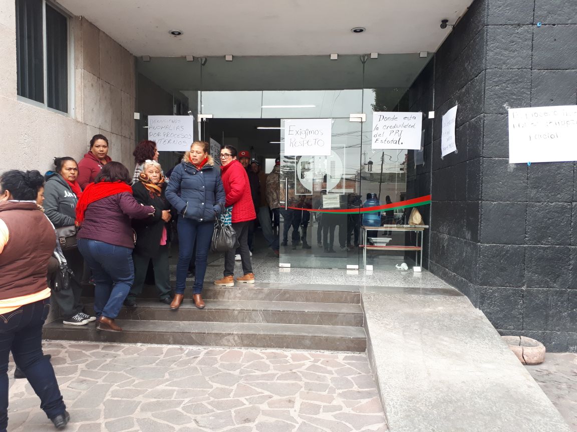  Toman priístas inconformes sede estatal del PRI