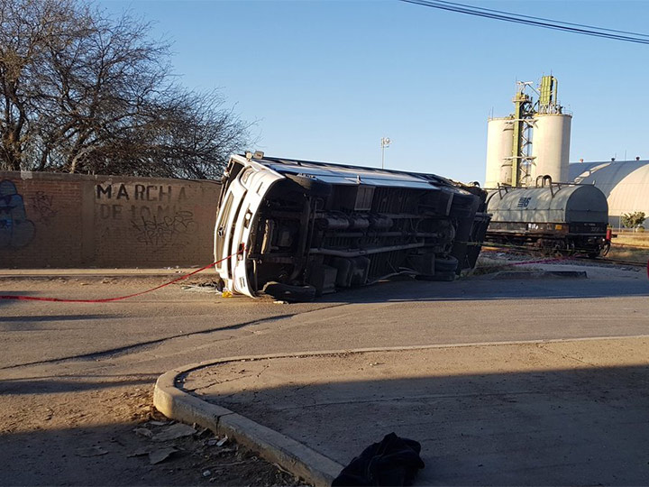  Tragedia: tren arrolla a autobús de trabajadores; 5 muertos y 13 heridos