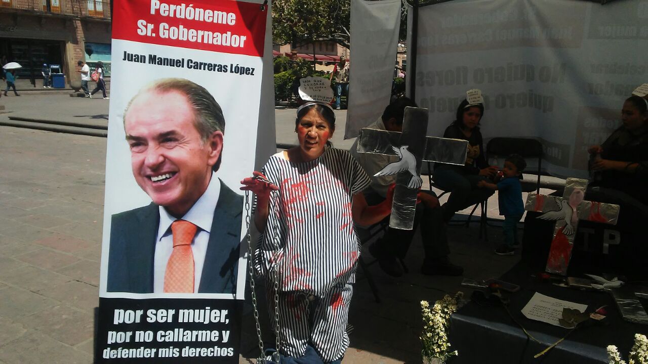  Encadenada frente a Palacio de Gobierno, Marychuy exige justicia para mujeres