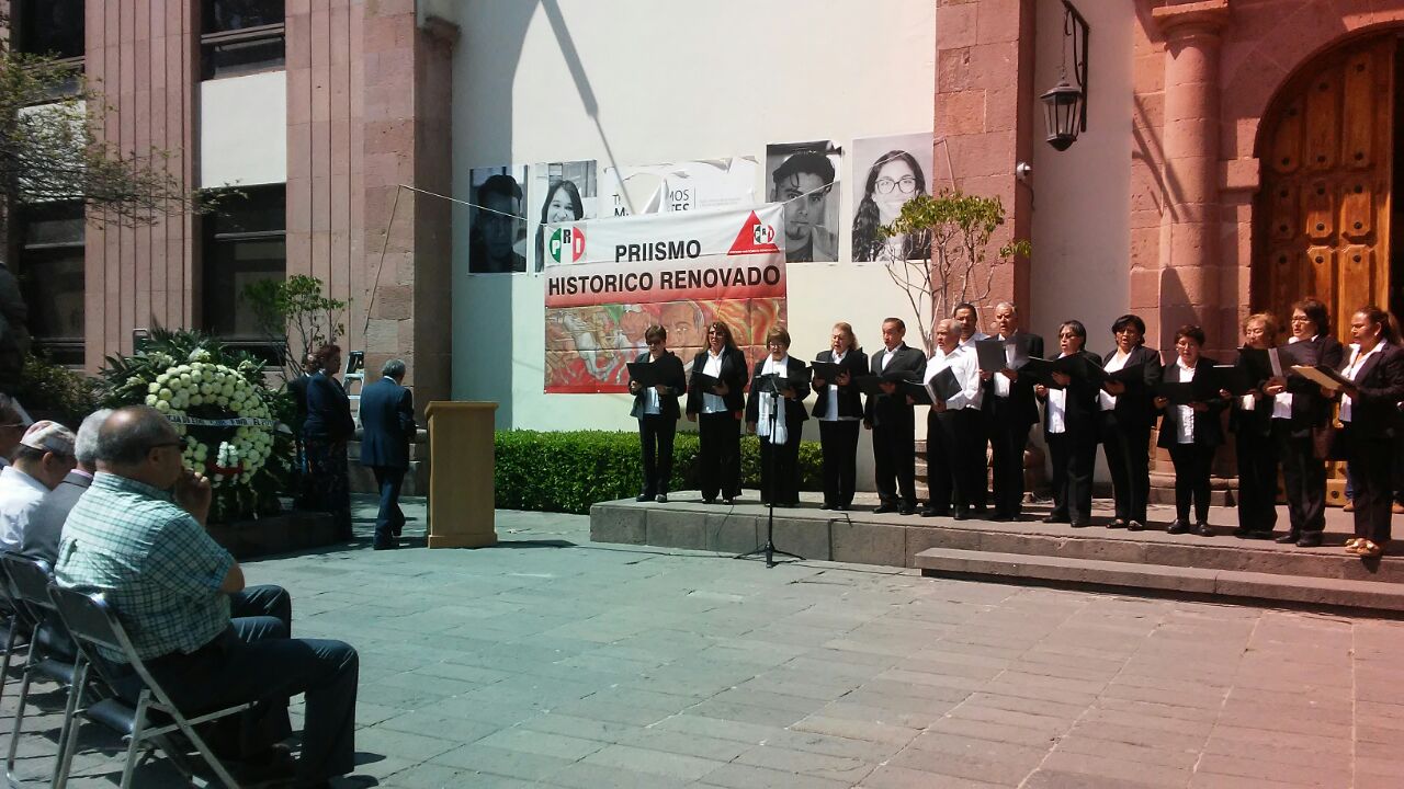  Protestan contra diputados locales en homenaje a Benito Juárez