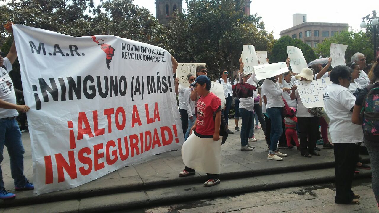  Marchan a Palacio de Gobierno para exigir un alto a la inseguridad