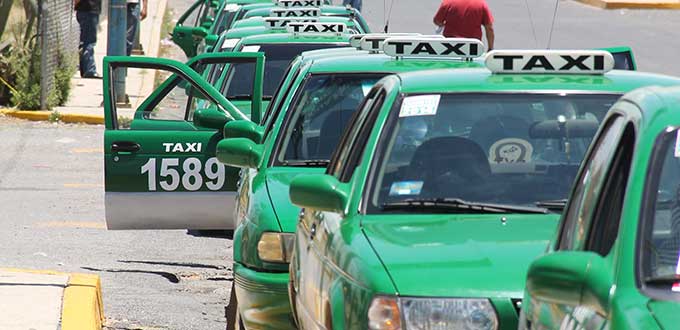  Taxistas piden a autoridades estatales no hacer alianzas con Uber