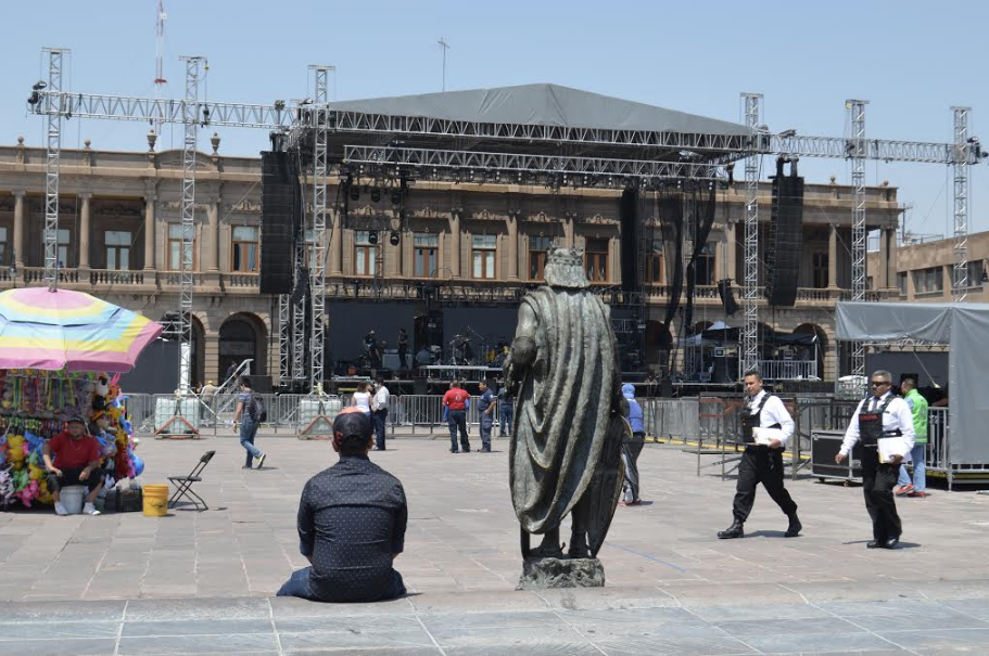  Refuerzan con andamios plancha de plaza Fundadores