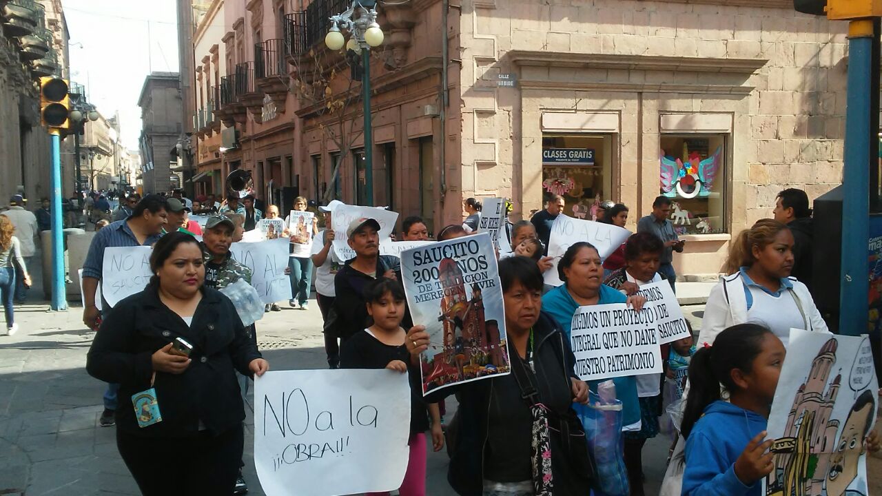  Protestan con marcha de danzantes y banda musical vecinos del Saucito (Galería)