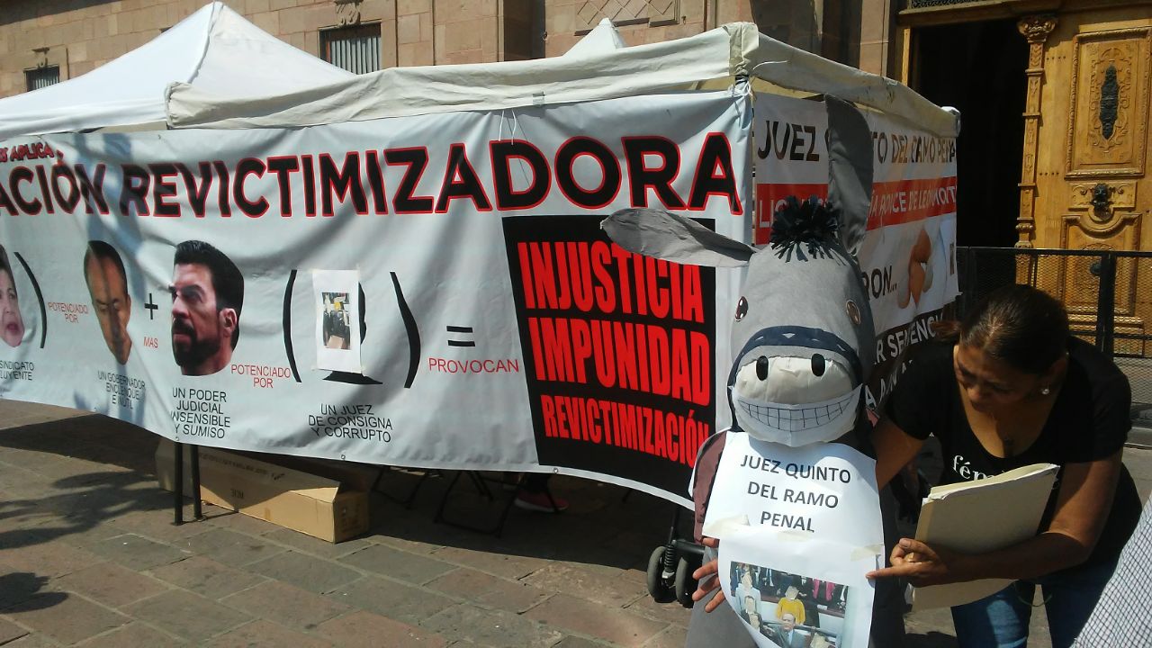  Instala Mary Chuy plantón frente a Palacio de Gobierno