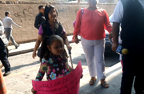  Niña en protesta por despidos injustificados de Gallardo (VIDEO)