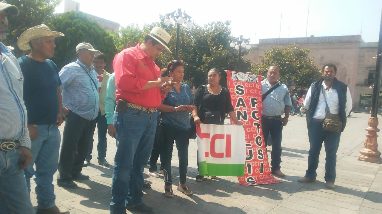  Protesta de campesinos de la huasteca frente a Palacio de Gobierno
