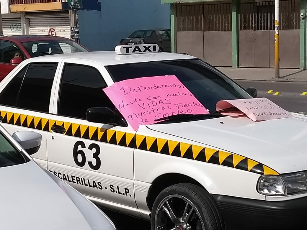  Taxistas exigen al titular de la SCT erradicar el pirataje; bloquean importante vialidad