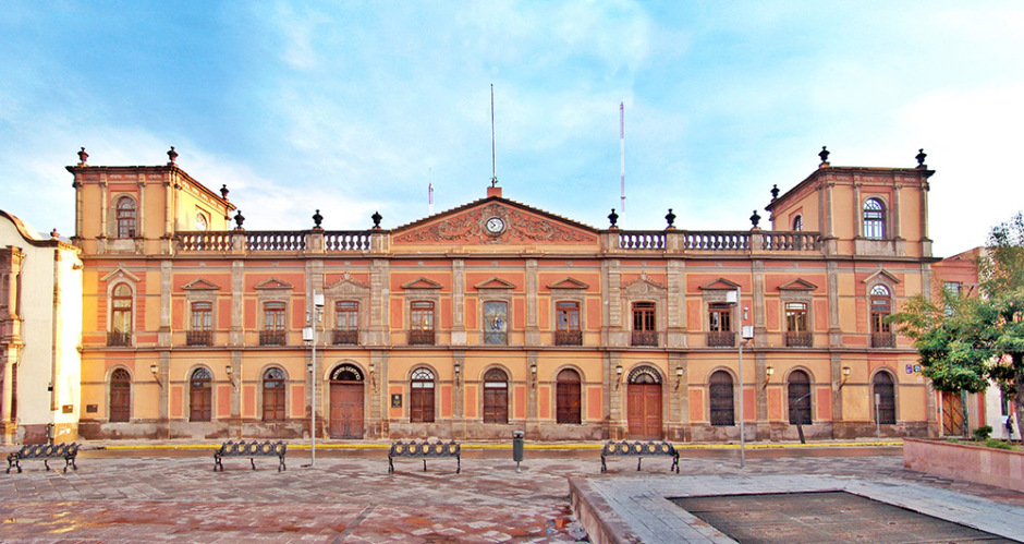  Tres alumnos más cursarán su carrera de forma gratuita en la UASLP