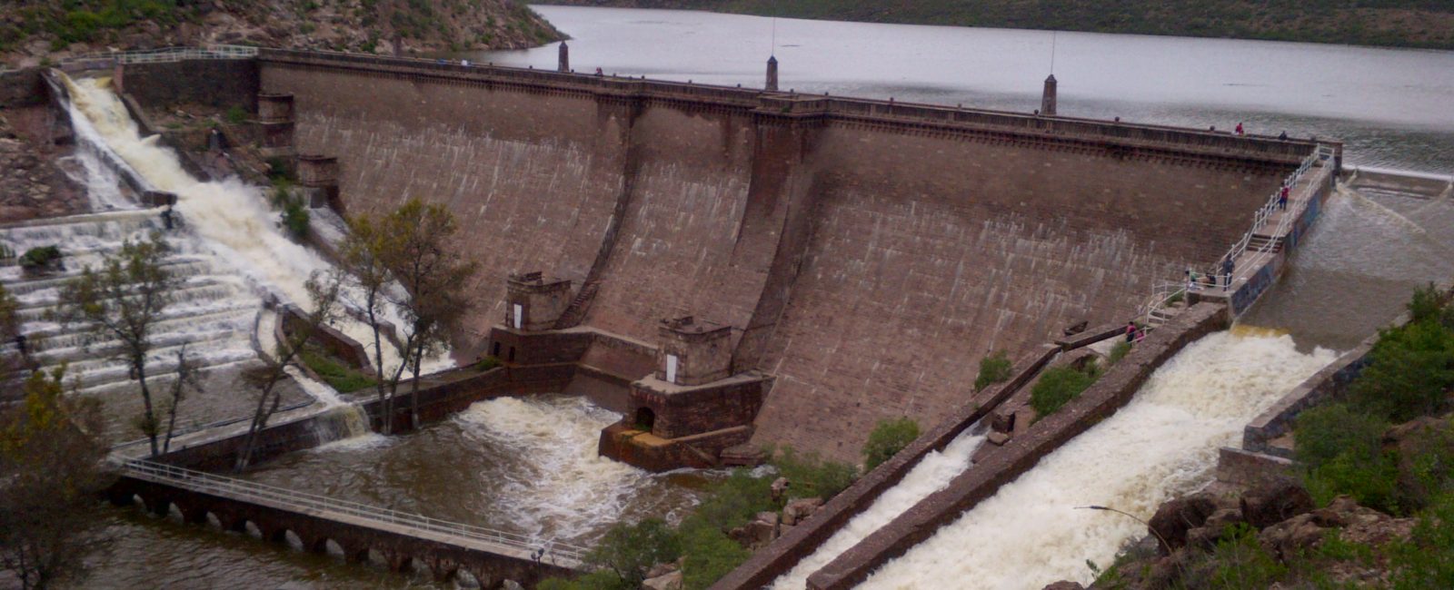  Evitan riesgos con apertura de compuertas de presa; tormenta inundó 23 colonias