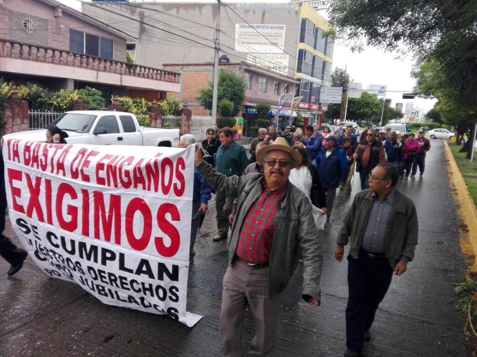  Protestan maestros jubilados por falta de pago