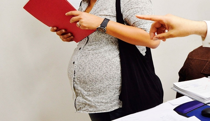  Embarazada despedida por Yvett Salazar presenta queja por discriminación ante CEDH