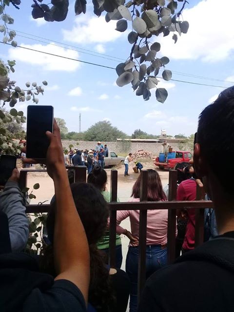  Bienvenida con baño de excremento a estudiantes en la Facultad de Agronomía de la UASLP (Galería)