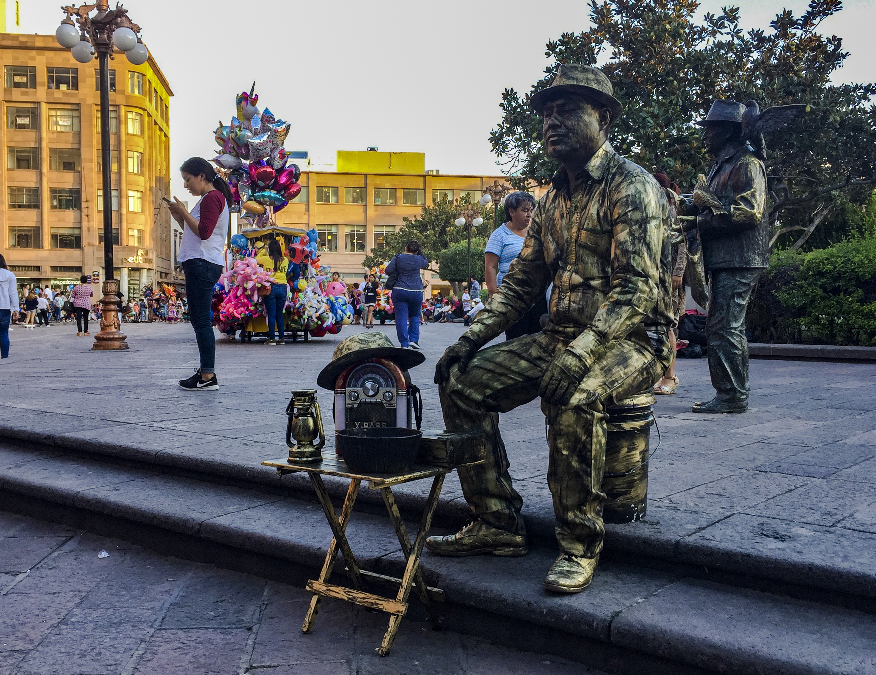  Cotidianidad: La paradoja de la estatua