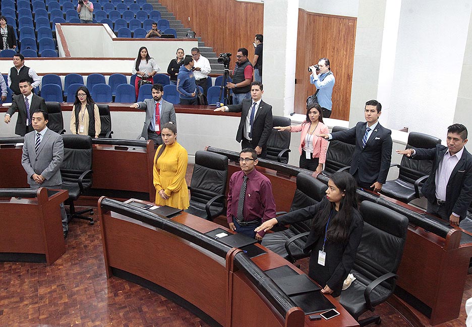  Diputados simulan Parlamento Juvenil con sus empleados y familiares