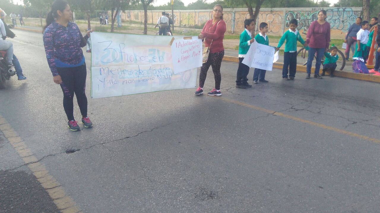  Hartos de los robos a escuela primaria, padres de familia bloquean carretera a Zacatecas