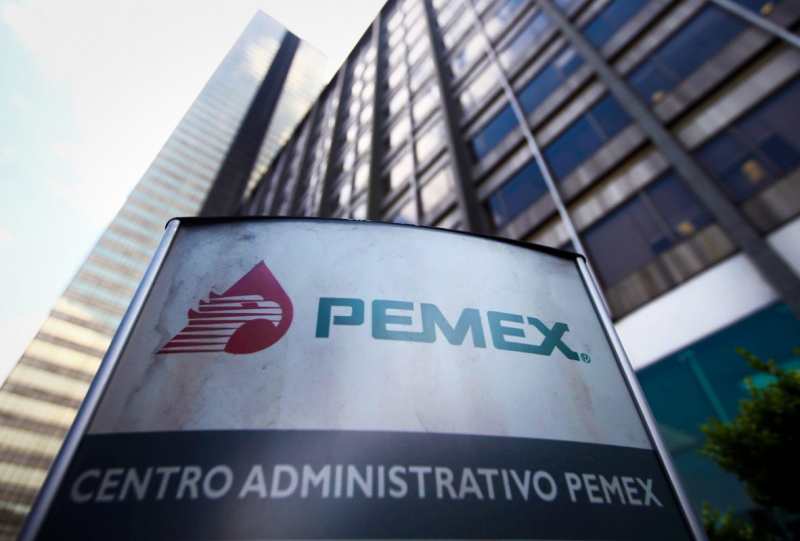  Pemex firma contrato con empresas privadas para extraer hidrocarburos en Ébano