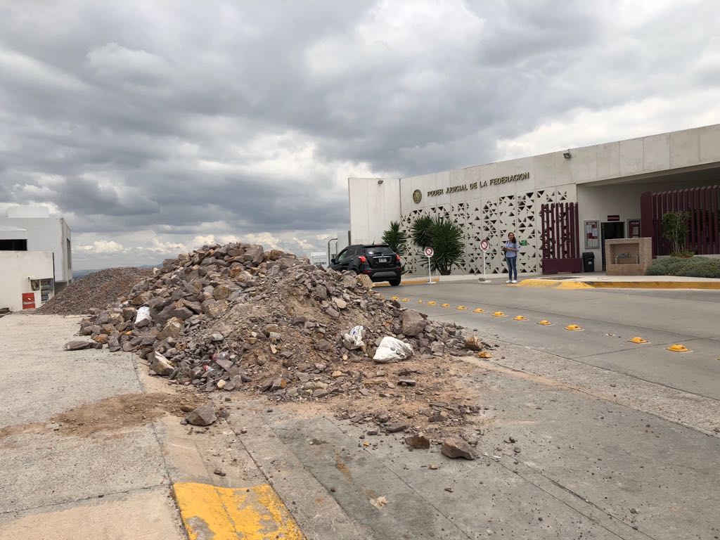  Escombro y material de construcción obstruyen la circulación frente al Poder Judicial de la Federación