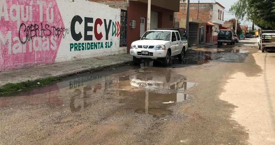  Denuncian fuga de agua en colonia Satélite; Interapas no atiende a los vecinos