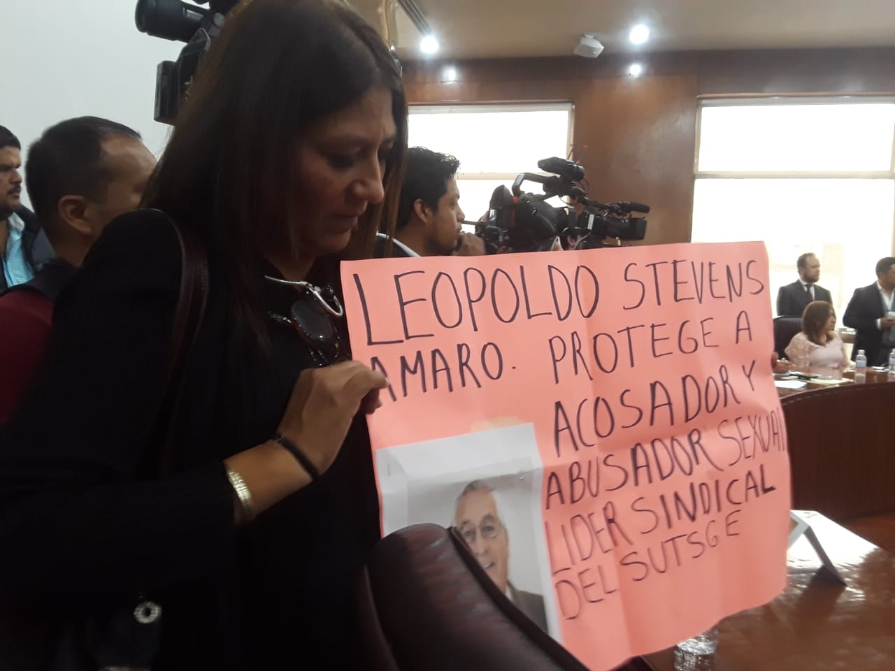 Protesta Mary Chuy en comparecencia; reprocha al Mijis y a Sonia no defenderla (Video)