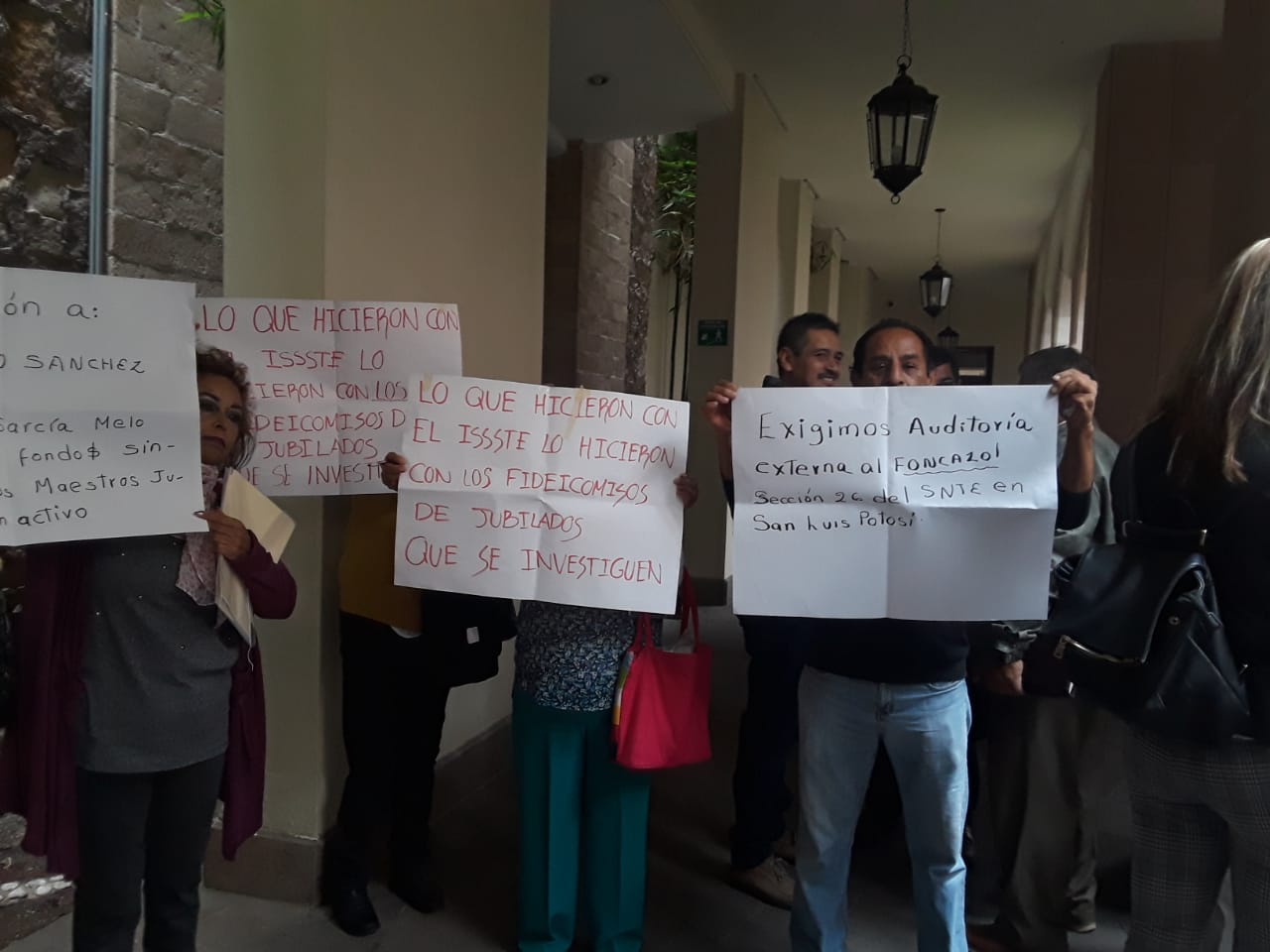  Maestros jubilados protestan durante comparecencia del secretario de Educación