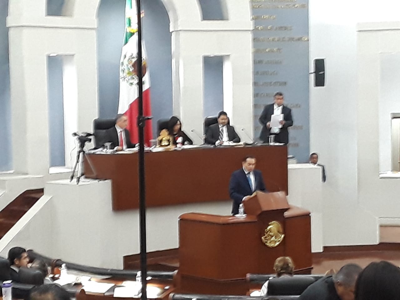  Después de recesos y peleas deciden llamar a Carreras a comparecer ante el Congreso