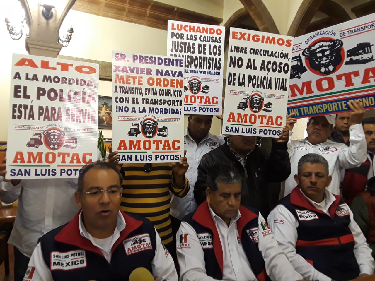  Transportistas acusan a policias municipales de pedir “moches”