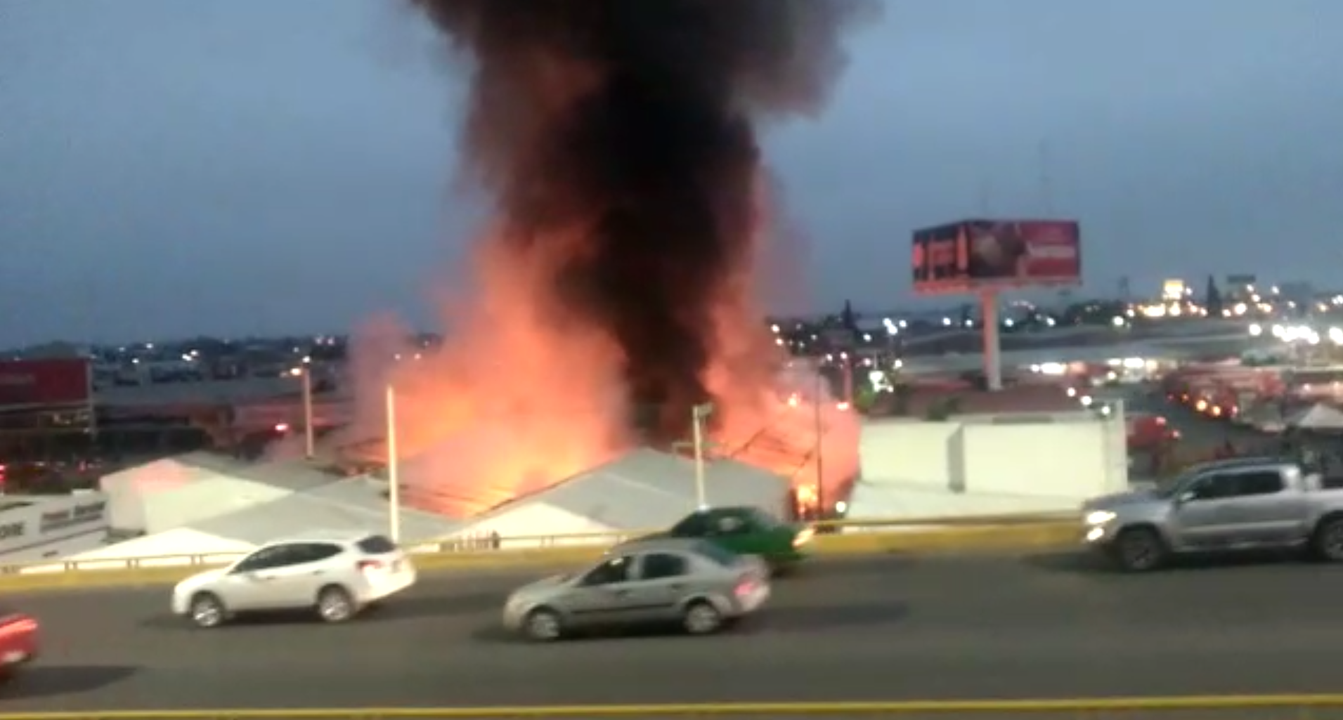  Se incendia Expo Moroleón, aún no se conocen los motivos (Video)
