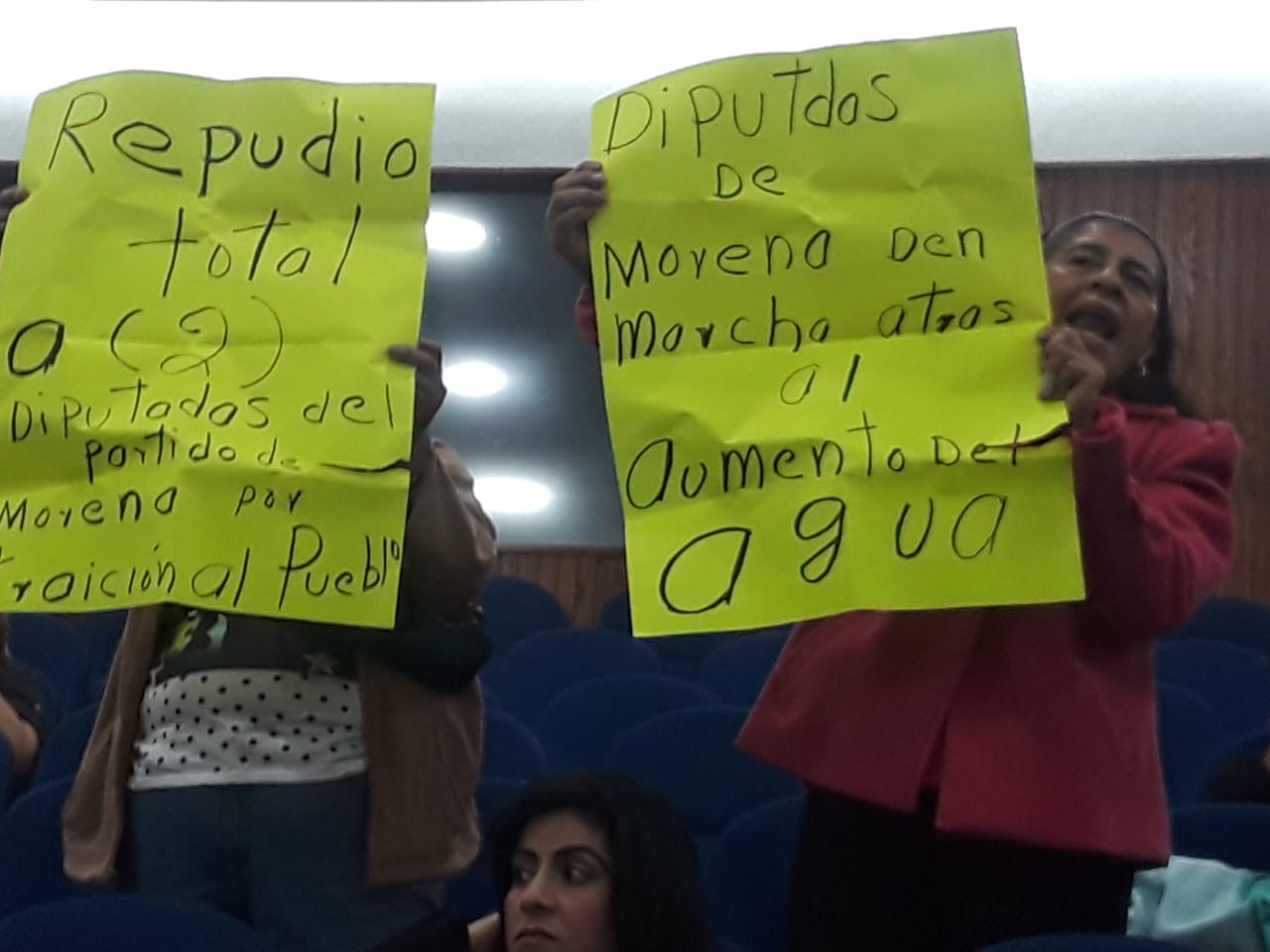  Militantes de Morena protestan contra diputados de su partido (Video)