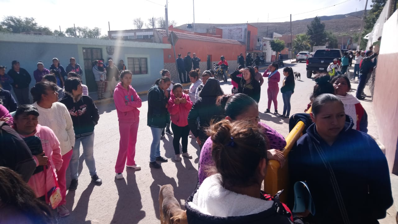  Con protesta, padres de familia denuncian casos de bullying y violación a alumnos de primaria