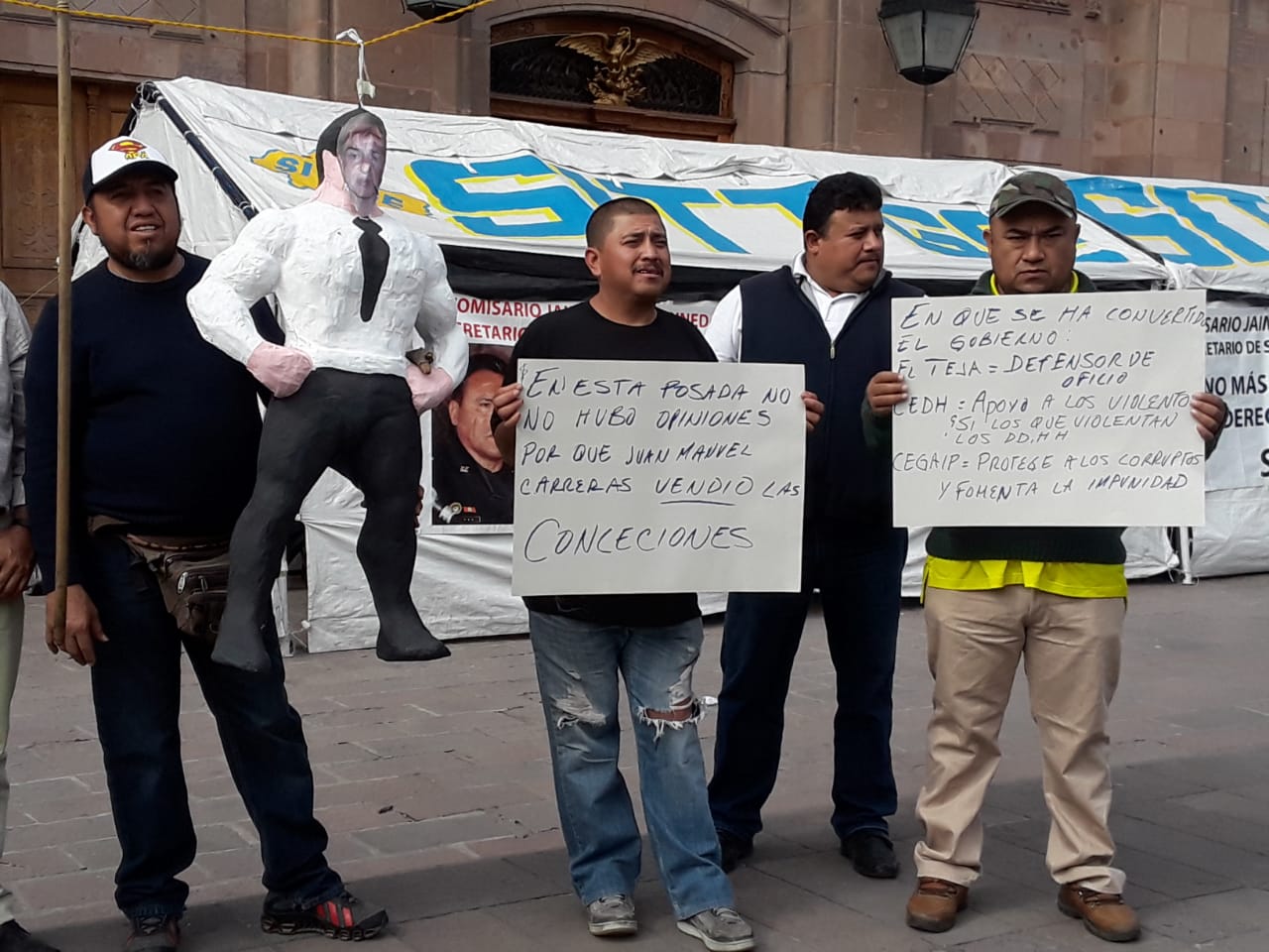  Taxistas cuelgan piñata con cara del gobernador frente a Palacio de Gobierno; piden su renuncia