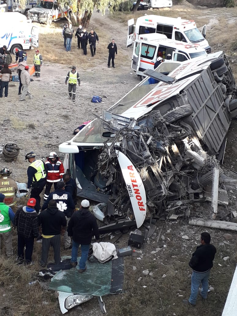  Vuelca autobús de pasajeros en carretera 57