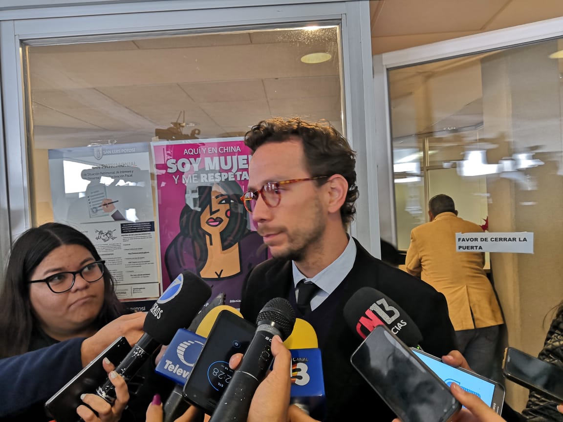  Sebastián Pérez evade cuestionamientos sobre policía municipal asesinado