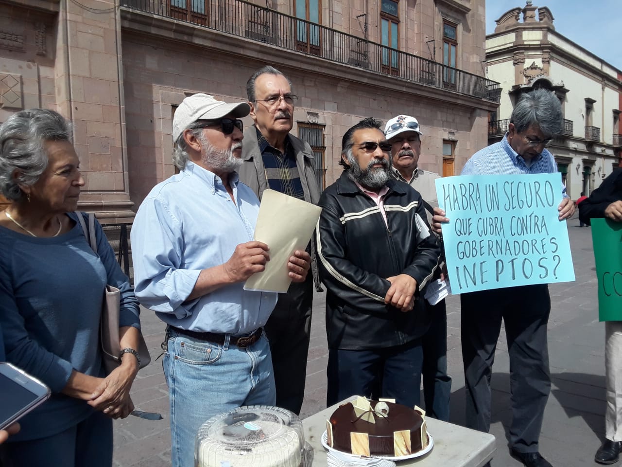  Con pastel y cohetes conmemoran aniversario de denuncia contra Gallardo por enriquecimiento ilícito