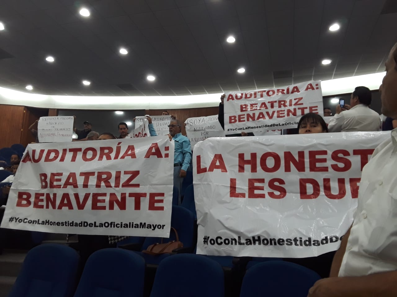  Ciudadanos “independientes” protestan en el Congreso contra Beatriz Benavente y a favor de Marcelina Oviedo