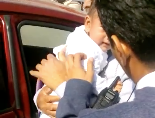 Rescatan a bebé atorada dentro de auto en estacionamiento de Home Depot (Video)