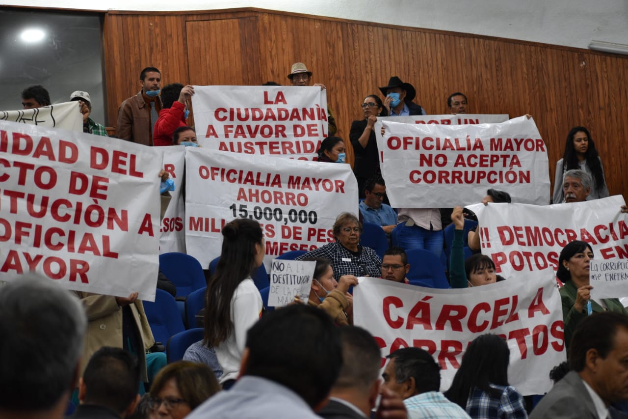  Protestan en Congreso para respaldar a oficial mayor (Video)