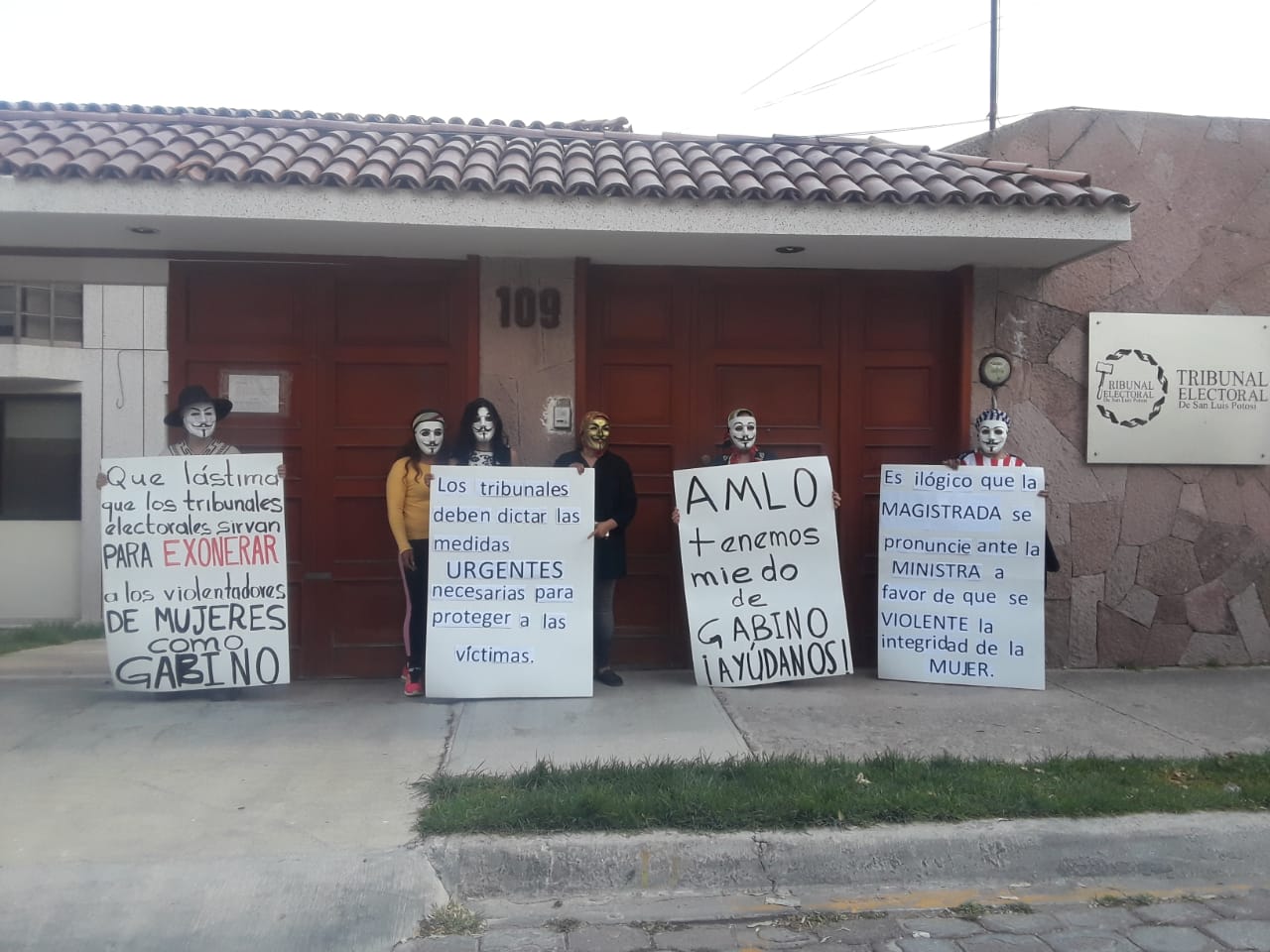  “AMLO, tenemos miedo de Gabino”; se manifiestan contra sentencia del TEESLP que revoca sanción a delegado (Video)