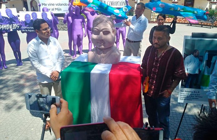  Presentan busto de AMLO en Ciudad Valles; “No saben hacerlo”, dice “El Mijis”