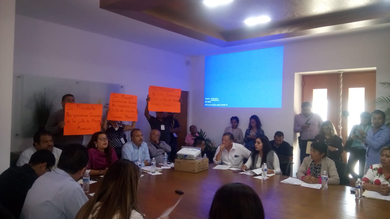  Pese a protestas, mayoritean sesión de cabildo en Soledad y rechazan reponer proceso de selección de Juntas de Mejoras