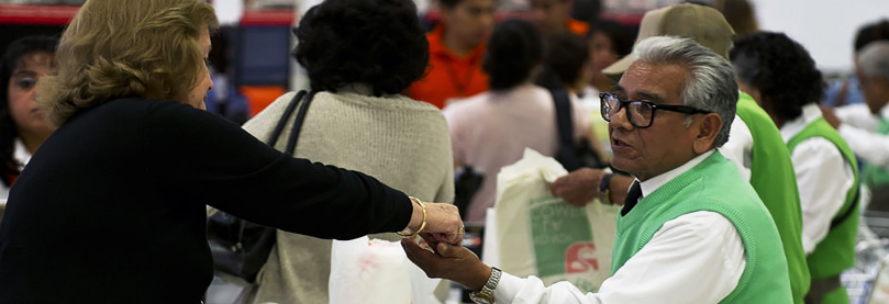  Adultos mayores empacadores; un programa federal que encubre precarización del trabajo