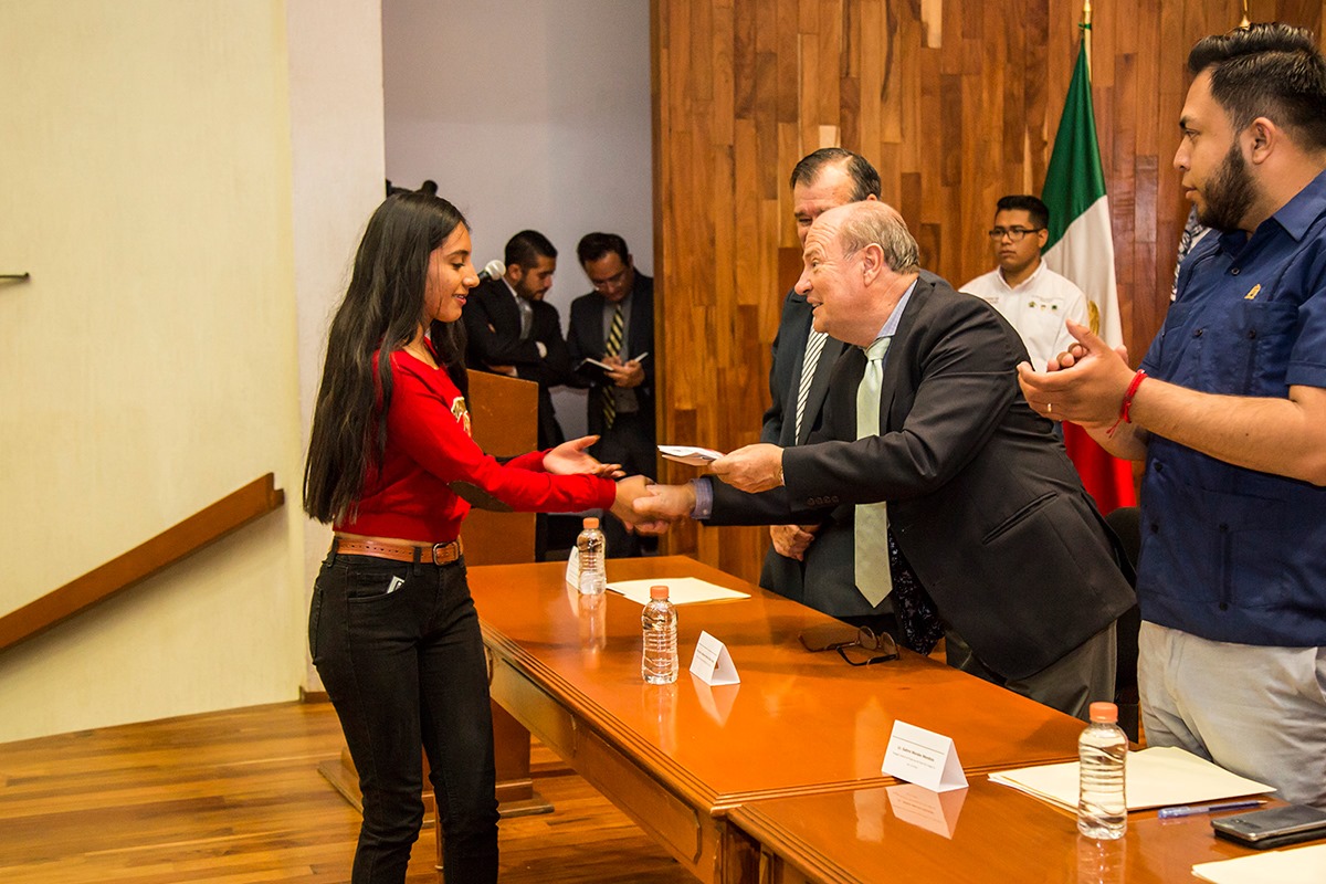  A dos días de la elección de la FUP, entregan becas del gobierno federal dentro de la UASLP