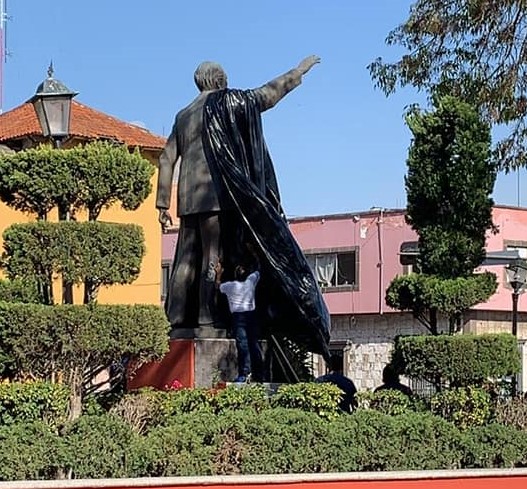  Vandalismo en el monumento a Salvador Nava en el 27 aniversario de su fallecimiento