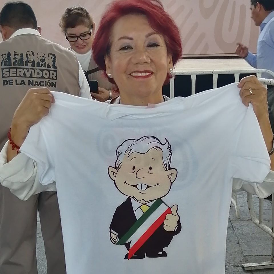  “Sierva de la Nación”, pensionada como adulto mayor; AMLO le entregó tarjeta de beneficiaria aquí