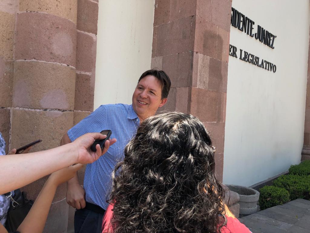  Mariano Niño “visita” a sus compañeros panistas en el Congreso del Estado